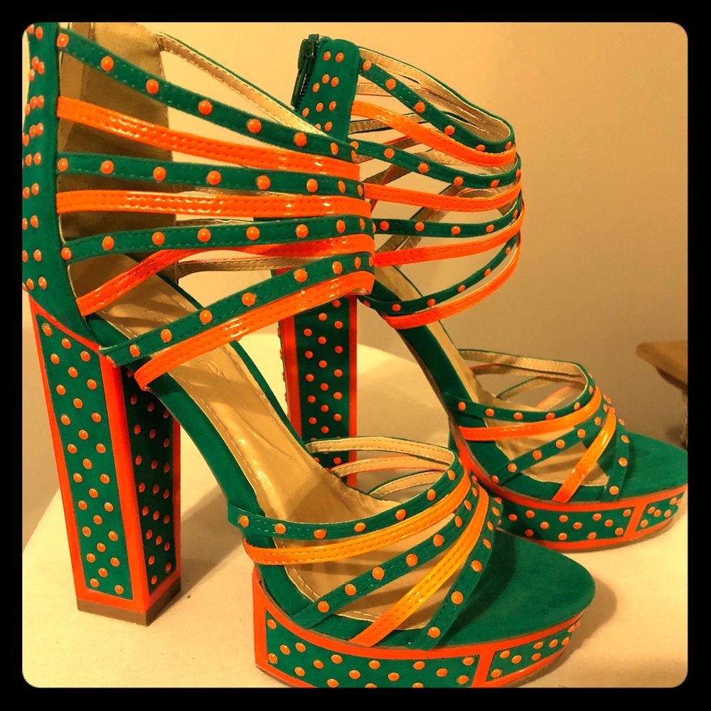 NEVER WORN Unique green/orange platform sandals